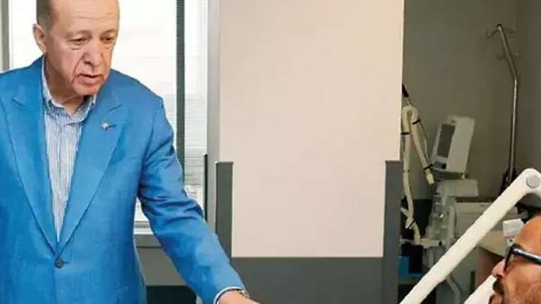 Η στιγμή που ο Ερντογάν δίνει το χέρι του στον Τούρκο μεγιστάνα που νοσηλεύεται μετά τον τραυματισμό με το σκάφος στη Λέρο