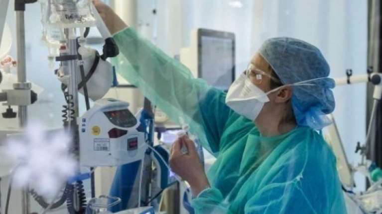 Κορονοϊός: Ρεκόρ για Κυριακή με 4.307 νέα κρούσματα - 52 θάνατοι, αυξήθηκαν σε 470 οι διασωληνωμένοι