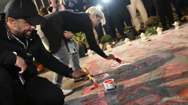 Τέμπη: Συγγενείς των νεκρών έγραψαν ξανά τα ονόματα μπροστά από τη Βουλή [βίντεο]