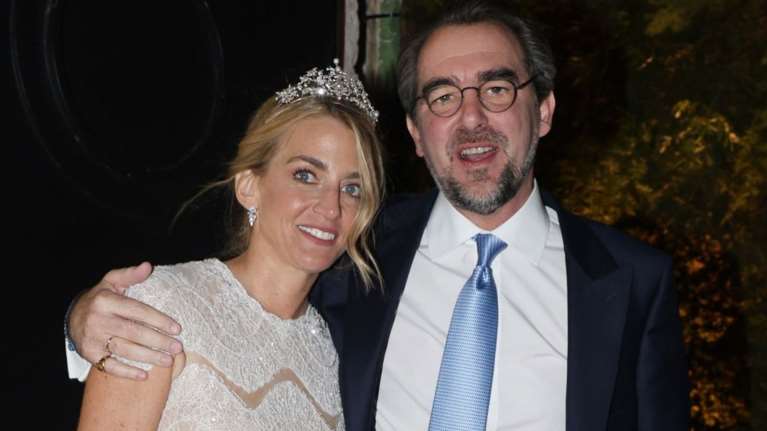 Νικόλαος και Χρυσή Βαρδινογιάννη: Νέες εικόνες μέσα από το μυστήριο - Η στιγμή που ιερέας τους ευλογεί με τις βέρες