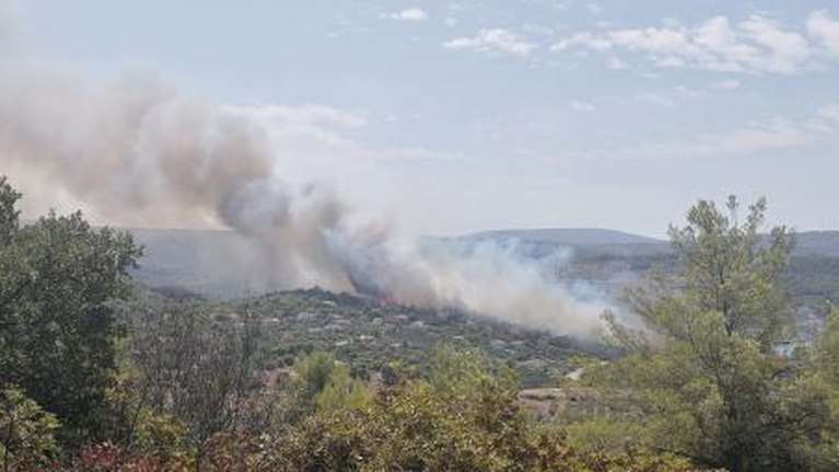 Φωτιά στον Θεολόγο: Καίγονται σπίτια στην οικισμό, κάτοικοι αρνούνται να εγκαταλείψουν τα σπίτια τους - Εκκενώνονται χωριά