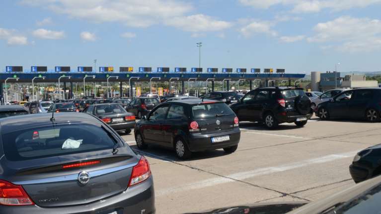 Σε εξέλιξη η έξοδος του Πάσχα: Αυξημένη κίνηση σε Αττική Οδό, Κηφισό και Λεωφ. Αθηνών - Εγκαταλείπουν μαζικά την Αθήνα