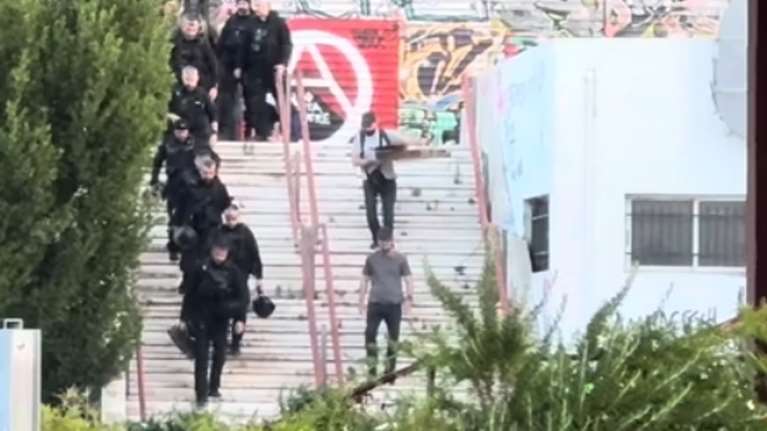 Θεσσαλονίκη: Εκκενώθηκε η κατάληψη &quot;Primavera&quot; στο ΑΠΘ - Βρέθηκαν κράνη και στυλιάρια [βίντεο]