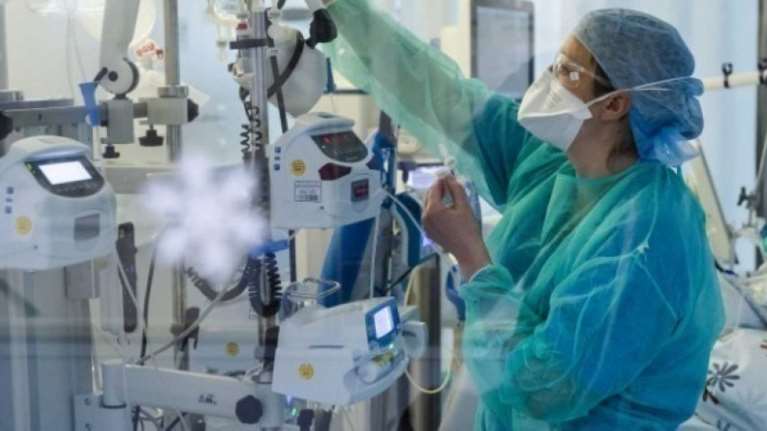 Αποκάλυψη Γιαμαρέλλου: Κάθε πέντε δευτερόλεπτα μολύνεται ένας άνθρωπος από τη μετάλλαξη Δέλτα