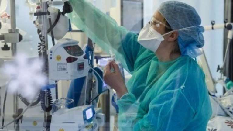 Κορονοϊός - Λαμία: Διασωληνώθηκε 49χρονος γιατρός - Νοσηλεύονται η σύζυγος και τα τέσσερα παιδιά τους