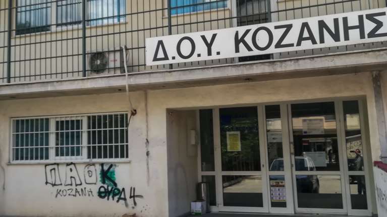 Επίθεση με τσεκούρι στην ΔΟΥ Κοζάνης: Ολόκληρο οπλοστάσιο είχε ο δράστης - Μαχαίρι, πριόνι, σουγιά και ...σκαρπέλο