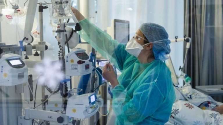 Κορονοϊός: Εσπασε το φράγμα των 500 διασωληνωμένων - 67 θάνατοι και 6.801 νέα κρούσματα