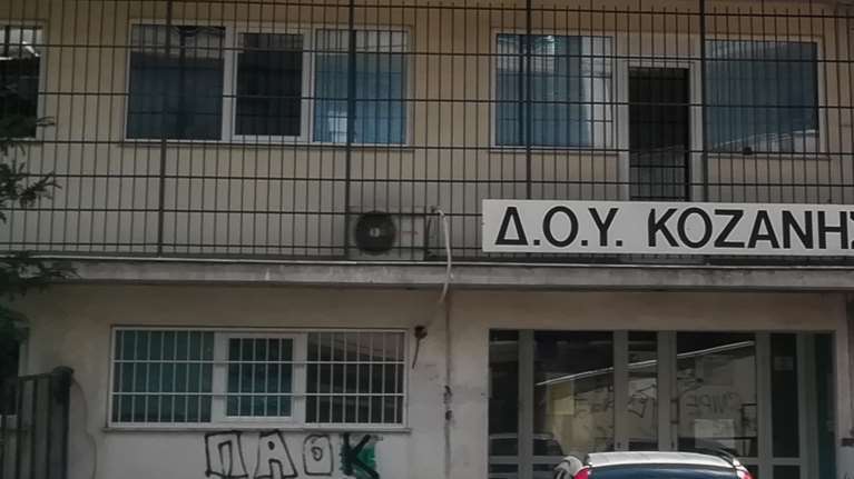 Επίθεση με τσεκούρι: Δεν λέει λέξη ο &quot;μακελάρης&quot; της Κοζάνης - Από την απλή ζωή στο κτήμα μέχρι το έγκλημα [Βίντεο]