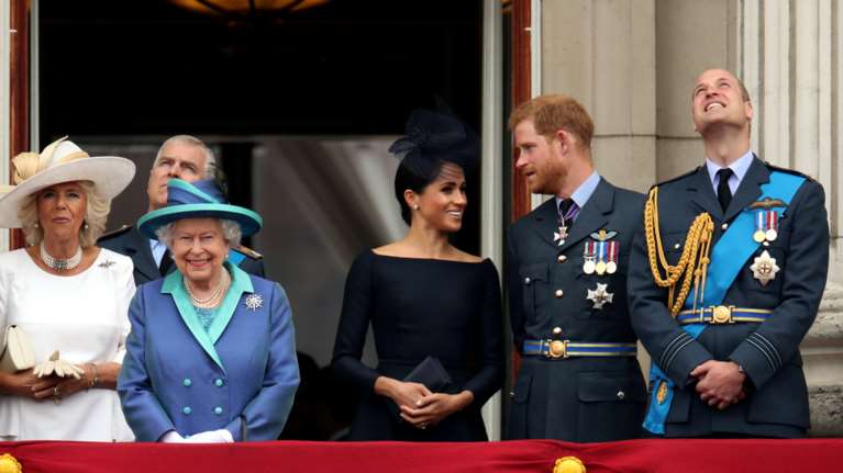 Υπάλληλοι του παλατιού διαψεύδουν τη Μέγκαν Μαρκλ: Η βασίλισσα της έδωσε τους top βοηθούς της