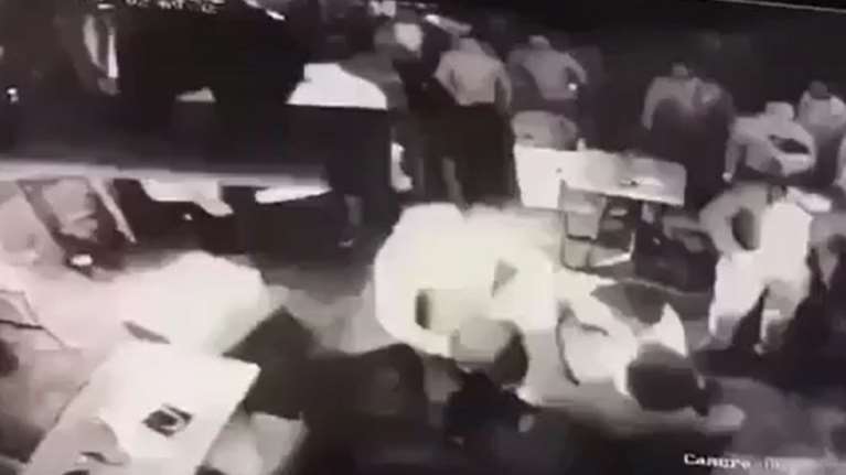 Ρέθυμνο Κρήτης: Αρνήθηκαν να δείξουν πιστοποιητικό σε μπαρ - Επεσε άγριο ξύλο και μετά &quot;μπούκαραν&quot; με 4x4  [βίντεο]