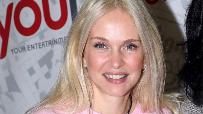 Μαρί Κωνσταντάτου: Με total pink στο θέατρο - Το girly look της 51χρονης με ροζ πουλόβερ, παλτό και μπότες