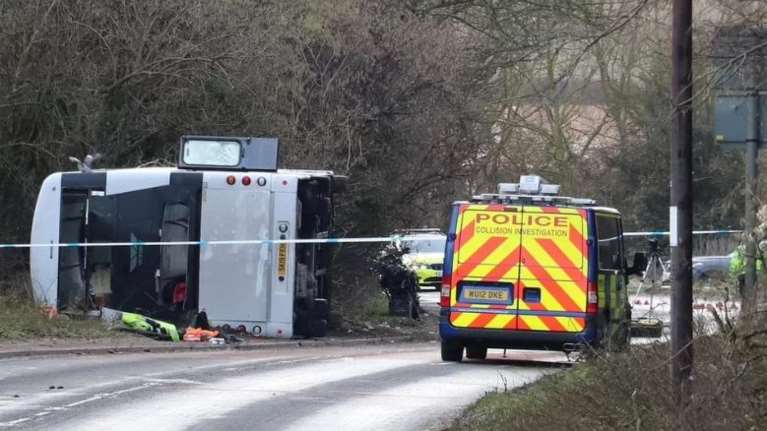 Διώροφο πούλμαν &quot;δίπλωσε&quot; σε παγωμένο αυτοκινητόδρομο στη Βρετανία - Χάος από καραμπόλα 100 αυτοκινήτων