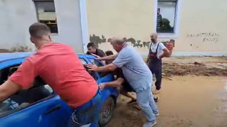 Ο Αχιλλέας Μπέος... εμψυχώνει κατοίκους στην Αγριά: &quot;Σπρώξτε κα...ρόπαιδα&quot; [βίντεο]