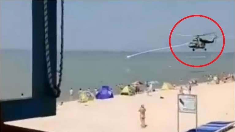 Διακοπές στην Κριμαία: Ρώσοι κάνουν αμέριμνοι τα μπάνια τους ενώ στρατιωτικά ελικόπτερα πετούν από πάνω τους στις παραλίες