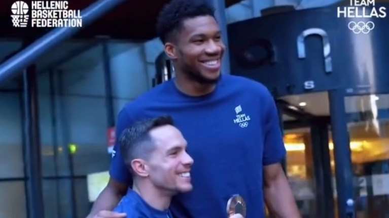 Ολυμπιακοί Αγώνες 2024: Με τις ευχές του Πετρούνια η εθνική μπάσκετ - Σφιχτές αγκαλιές και πανηγυρισμοί [βίντεο]