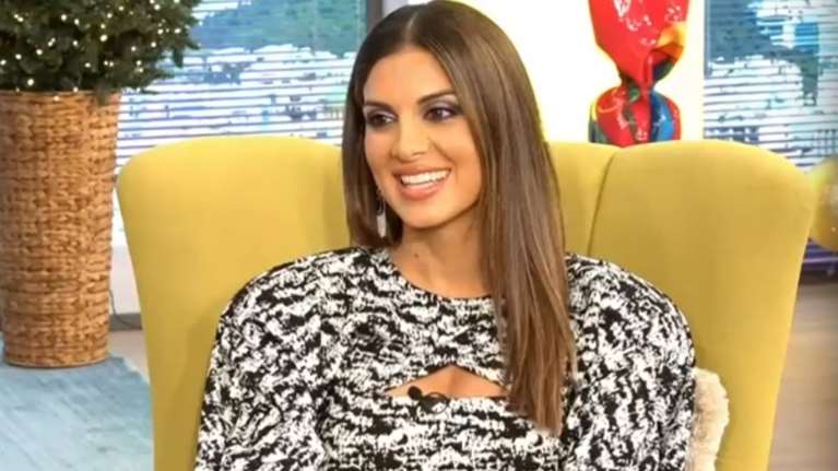 Σταματίνα Τσιμτσιλή: Με μαύρο, μίνι φόρεμα με εντυπωσιακά cut-out σε βραδινή έξοδο [εικόνες]