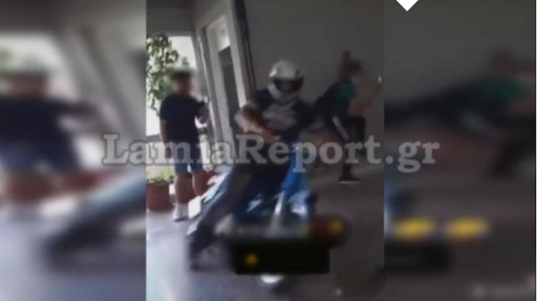 Απίστευτο: Μαθητής &quot;μπούκαρε&quot; με το μηχανάκι σε σχολείο στη Λαμία [Βίντεο]