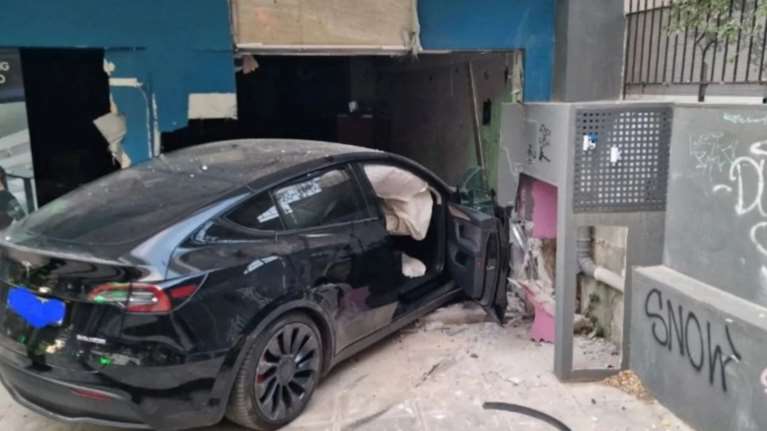 Σφοδρό τροχαίο στην Κηφισιά: Tesla έπεσε στην τζαμαρία καταστήματος – Τραυματίστηκε ο οδηγός και νοσηλεύεται