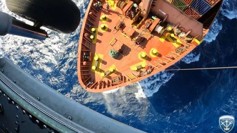 Πολεμικό ναυτικό: Εντυπωσιακή αεροδιακομιδή από τουρκικό εμπορικό πλοίο [βίντεο]