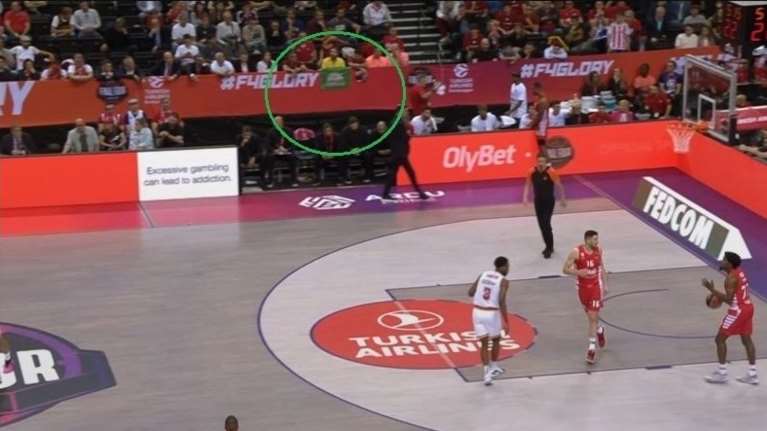 Final 4: Σημαία του ΠΑΣΟΚ στον ημιτελικό του Ολυμπιακού στο Κάουνας [Εικόνα]