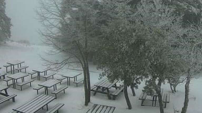 Καιρός: Πυκνή χιονόπτωση στα Βίλια και την Πάρνηθα - Έκλεισε ο δρόμος μετά το τελεφερίκ - Πού αλλού θα χιονίσει [Βίντεο]