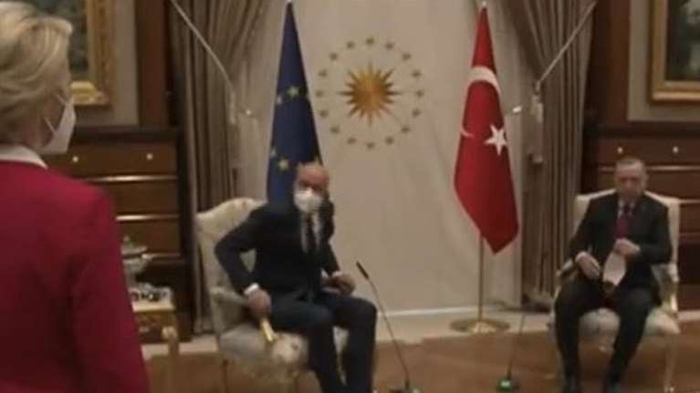 &quot;Sofagate&quot;: Εξοργισμένη στο Ευρωκοινοβούλιο η Φον Ντερ Λάιεν - &quot;Θα είχε συμβεί εάν φορούσα κοστούμι και γραβάτα;&quot;