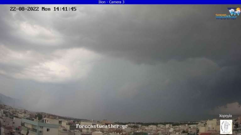 Ισχυρή νεροποντή και αστραπές στην Αττική: Μπουρίνι έπληξε τα βόρεια της Αθήνας