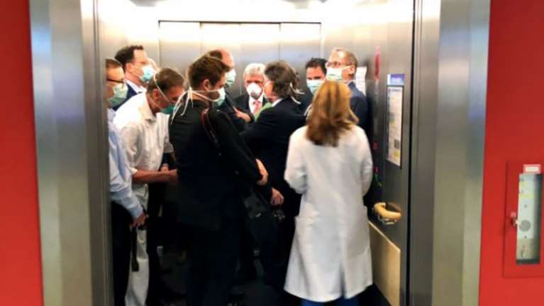 O Γερμανός υπ. Υγείας σε ασανσέρ με άλλα 13 άτομα - Η φωτογραφία που προκάλεσε αντιδράσεις