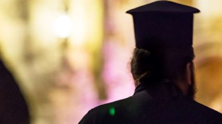 Απρόοπτο σε γάμο στην Παιανία: Ο ιερέας έδιωξε την κουμπάρα- &quot;Πήγαινε ντύσου και έλα ξανά, εδώ δεν είναι πασαρέλα&quot;