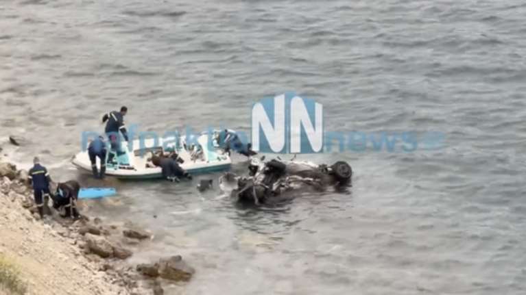 Τραγικό τροχαίο στη Φωκίδα: ΙΧ έπεσε στη θάλασσα - Νεκρή η 27χρονη οδηγός, την απεγκλώβισαν πυροσβέστες με βάρκες [βίντεο]