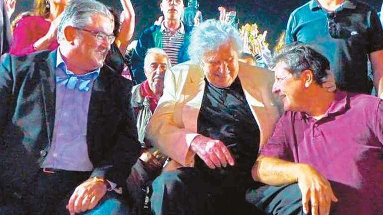 Νικος Κουρής: Ο "άγνωστος" γιος του Μίκη Θεοδωράκη- Οι φωτογραφίες αποκαλύπτουν την τρυφερή σχέση τους