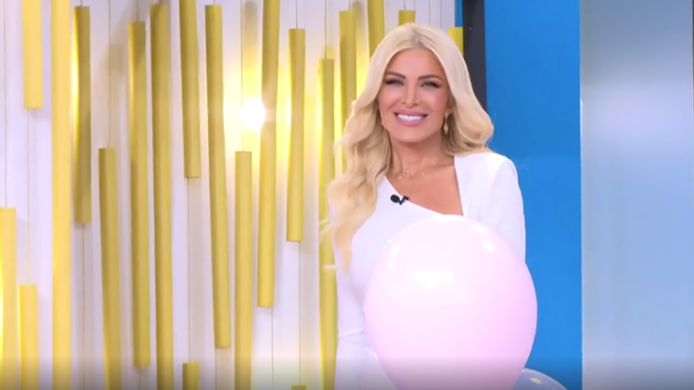 Κατερίνα Καινούργιου: Πρεμιέρα στον Alpha με απίθανο λευκό φόρεμα και περίεργα παπούτσια