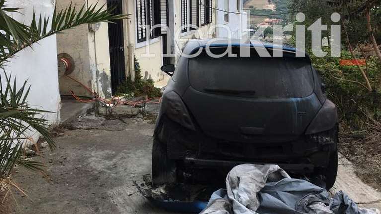 Ηράκλειο Κρήτης: Έβαλαν φωτιά στο αυτοκίνητό του και άρχισαν να πυροβολούν έξω από το σπίτι του [εικόνες]