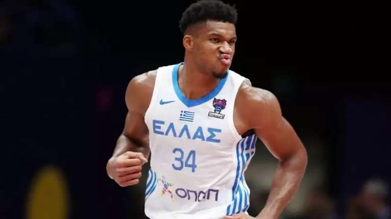 Γιάννης Αντετοκούνμπο: Κίνδυνος να χάσει το Μουντομπάσκετ- Έκανε αρθροσκόπηση στο γόνατο