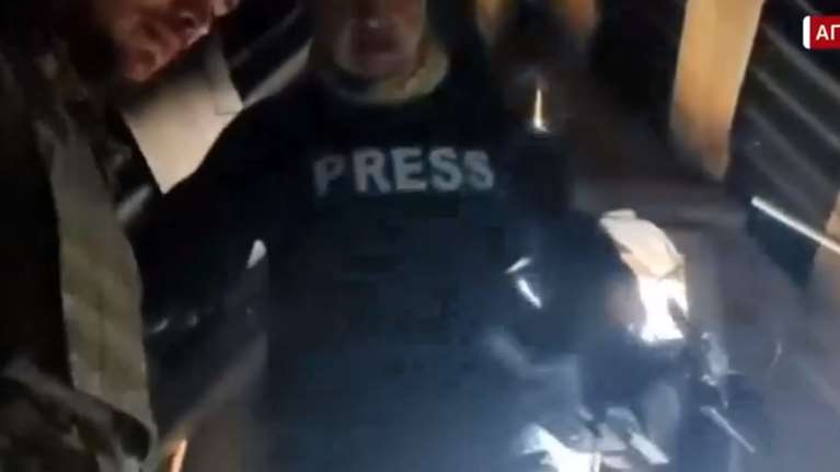 Ουκρανία: Η στιγμή που το συνεργείο της ΕΡΤ μεταφέρεται στο καταφύγιο, εν μέσω βομβαρδισμών [Βίντεο]