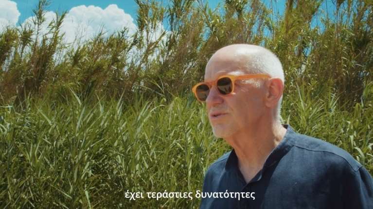 Πρωτότυπο βίντεο του Γιώργου Παπανδρέου: Με πορτοκαλί γυαλιά ηλίου μέσα στις καλαμιές, καλεί τον κόσμο να ψηφίσει ΠΑΣΟΚ