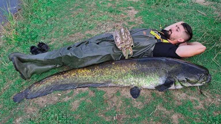 Απίστευτη ψαριά στη... Μεγαλόπολη: Έπιασε ψάρι 70 κιλών μέσα σε λίμνη