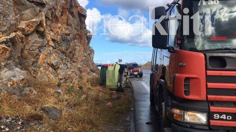 Κρήτη: Σοβαρό τροχαίο με ανατροπή αυτοκινήτου - Εγκλωβίστηκαν μάνα και κόρη [εικόνες]