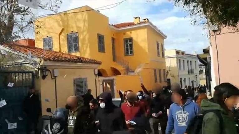 &quot;Ντου&quot; του Ρουβίκωνα στο σπίτι του πρώην υπουργού Μεταφορών Κώστα Καραμανλή για τα Τέμπη