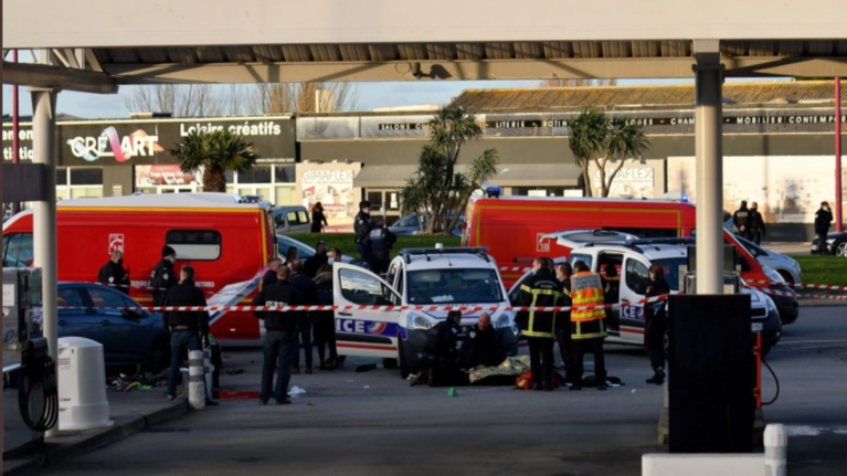 Τρόμος στη Γαλλία: Ντύθηκε νίντζα και επιτέθηκε με ξίφος σε δύο γυναίκες αστυνομικούς