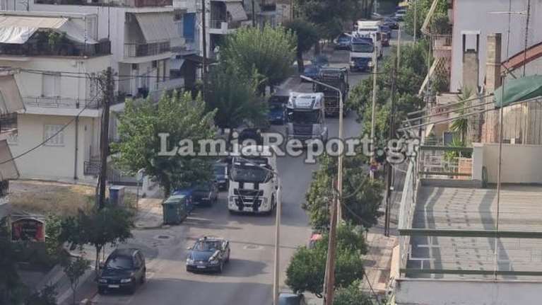 Λαμία: Γάμος με νταλίκες και... κόρνες στην πόλη [βίντεο]