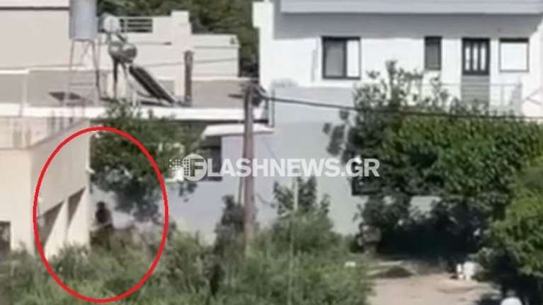Κρήτη: Καρέ-καρέ η έφοδος της ΕΚΑΜ για τη σύλληψη ταμπουρωμένου άντρα που απειλούσε να ανατινάξει το σπίτι [βίντεο]