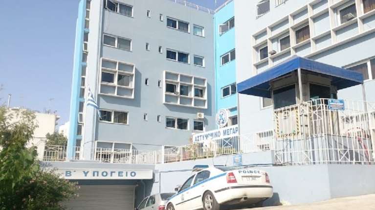 Τι συμβαίνει στο Αστυνομικό Μέγαρο Χανίων; Απόπειρα αυτοκτονίας, εισβολή πολίτη με μαχαίρι και νεκρός κρατούμενος