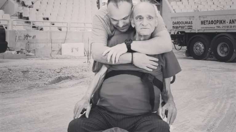 Συγκλονίζει φίλαθλος της ΑΕΚ: Πατέρα είμαστε πρωταθλητές, μου λείπεις! [εικόνα]