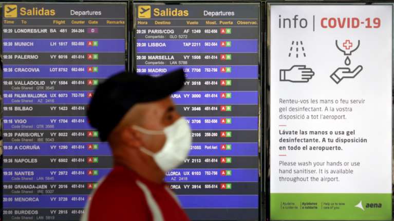 Κορονοϊός: Ανησυχεί η αύξηση κρουσμάτων στην Ισπανία - Ακυρώνει τα ταξίδια στην ηπειρωτική χώρα η TUI