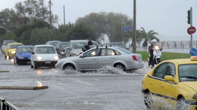 Π. Φάληρο: Ποτάμια οι δρόμοι μετά από θραύση αγωγού της ΕΥΔΑΠ - Διακοπή κυκλοφορίας