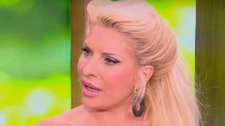 Ελένη Μενεγάκη: &quot;Το θυμάμαι αυτό το άνοιξε το χέρι σου να σου ρίξω και μία με την βέργα&quot;
