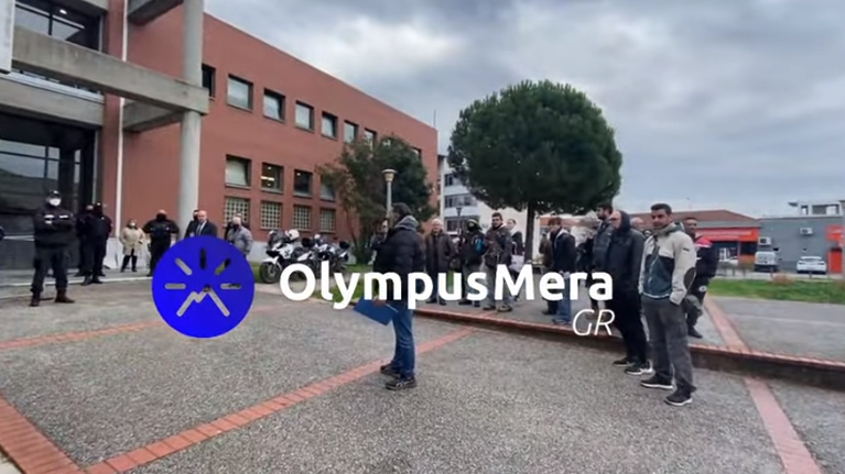 Ενταση στα δικαστήρια της Κατερίνης για τους συλληφθέντες &quot;Θεματοφύλακες&quot;: &quot;Βασανίζουν τα παιδιά μας&quot;, φώναζαν ψεκασμένοι