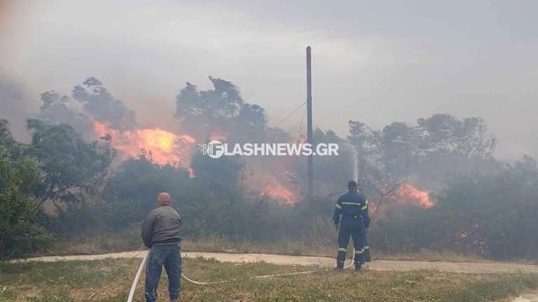 Χανιά: Υπό έλεγχο η φωτιά στον Ναύσταθμο Σούδας - Εκκενώθηκαν σπίτια, σχολεία και το Ναυτικό Νοσοκομείο [εικόνες - βίντεο]