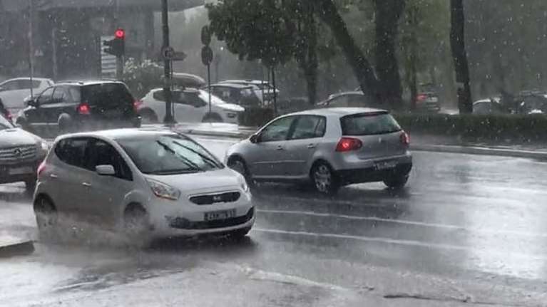 Καιρός: Ξεκίνησε η κακοκαιρία στην Αττική -  Άνοιξαν οι ουρανοί στα βόρεια προάστια [βίντεο]